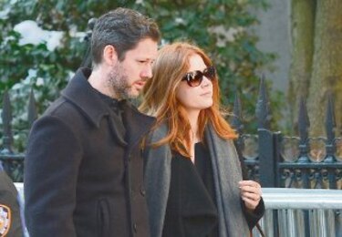 Valentino se disculpa por foto de Amy Adams