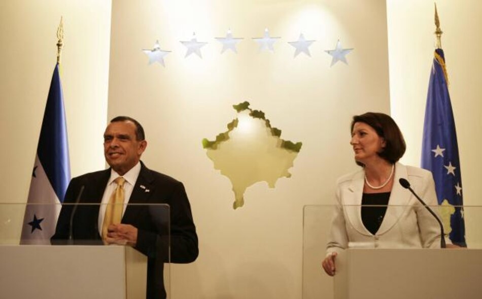 Presidente de Honduras se compromete a buscar reconocimiento de Kosovo
