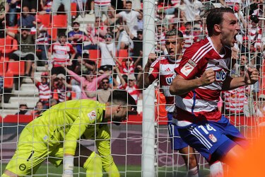 El Granada se reencuentra con la victoria ante un pobre Alavés