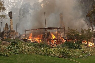 Miles de evacuados por incendios en viñedos de California