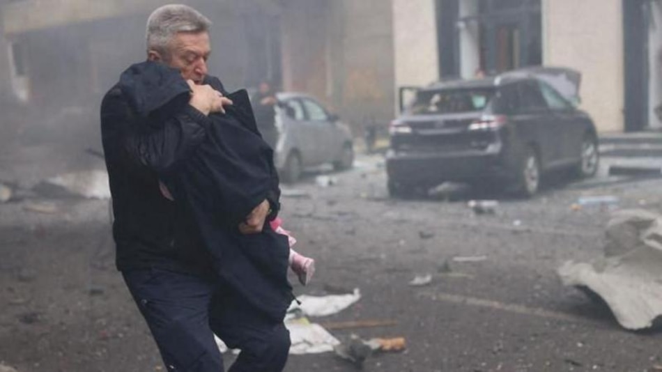 Los ‘héroes de Járkov’ que rescataron a 48 niños de un jardín de infantes que fue atacado por drones rusos en Ucrania