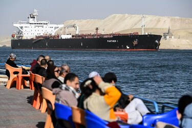 Los ingresos del Canal de Suez se desploman más del 60%