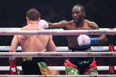 Terence Crawford logró una contundente victoria que quedará en la historia