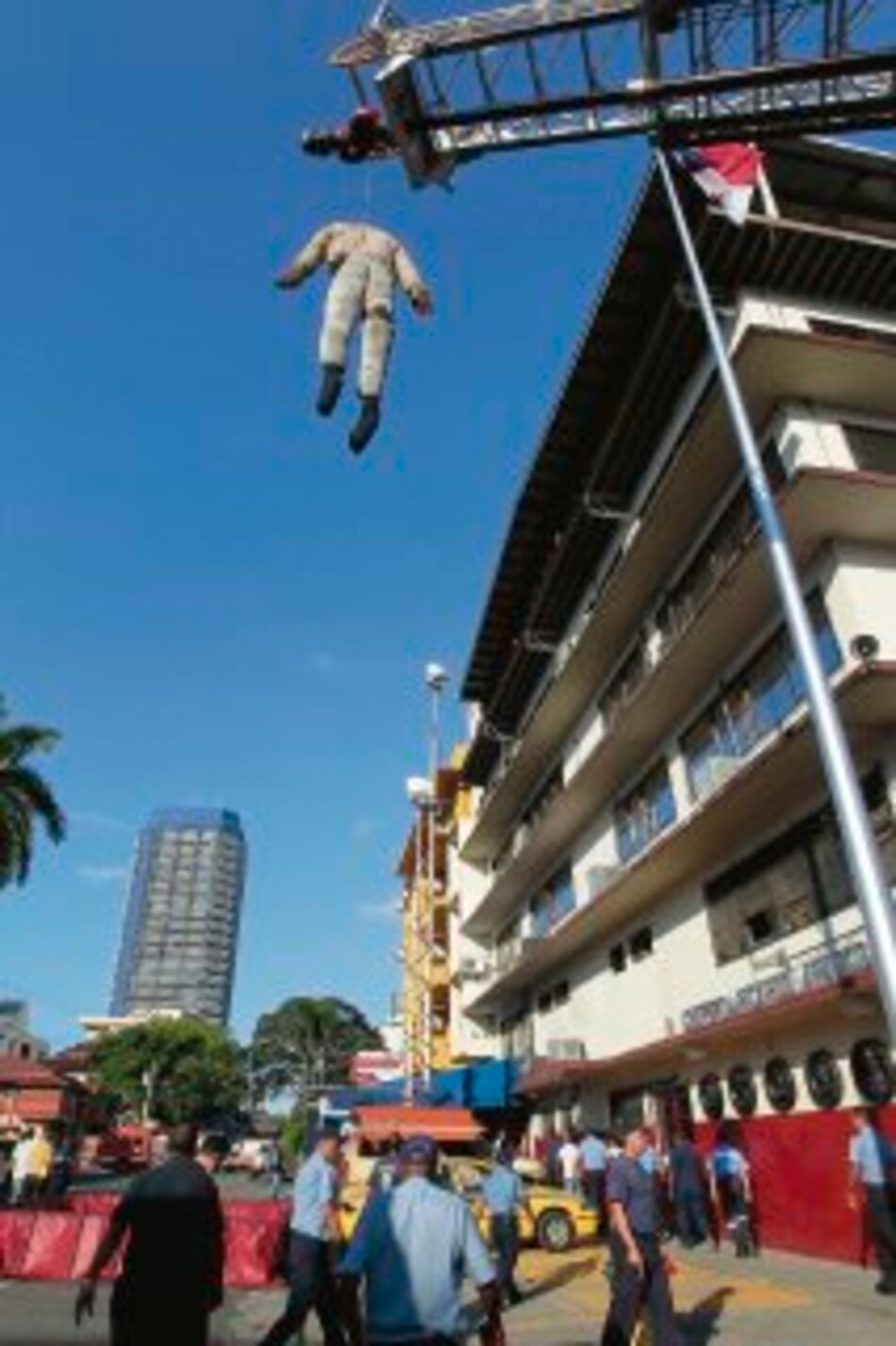 Iglesia concilia en pugna de bomberos