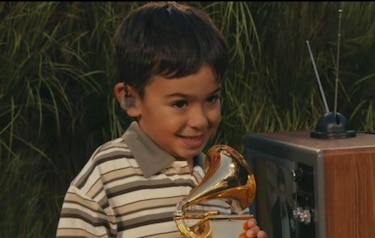 No es un menor detenido por el ICE quien aparece junto a Bad Bunny en el Superbowl