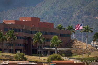 La Embajada de Estados Unidos en Venezuela iza la bandera de su país por primera vez en siete años