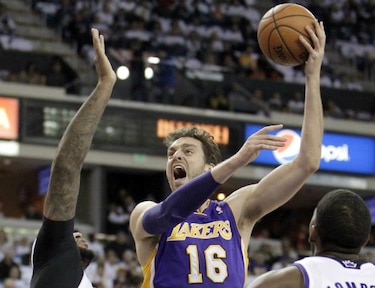 Gasol conduce victoria de Lakers, que esperan el regreso de Bryant