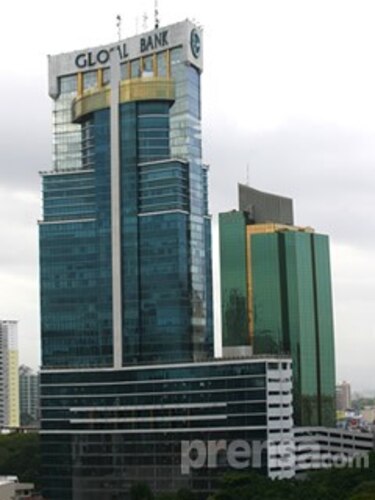 Desalojan edificio Global Bank tras explosión de transformadores