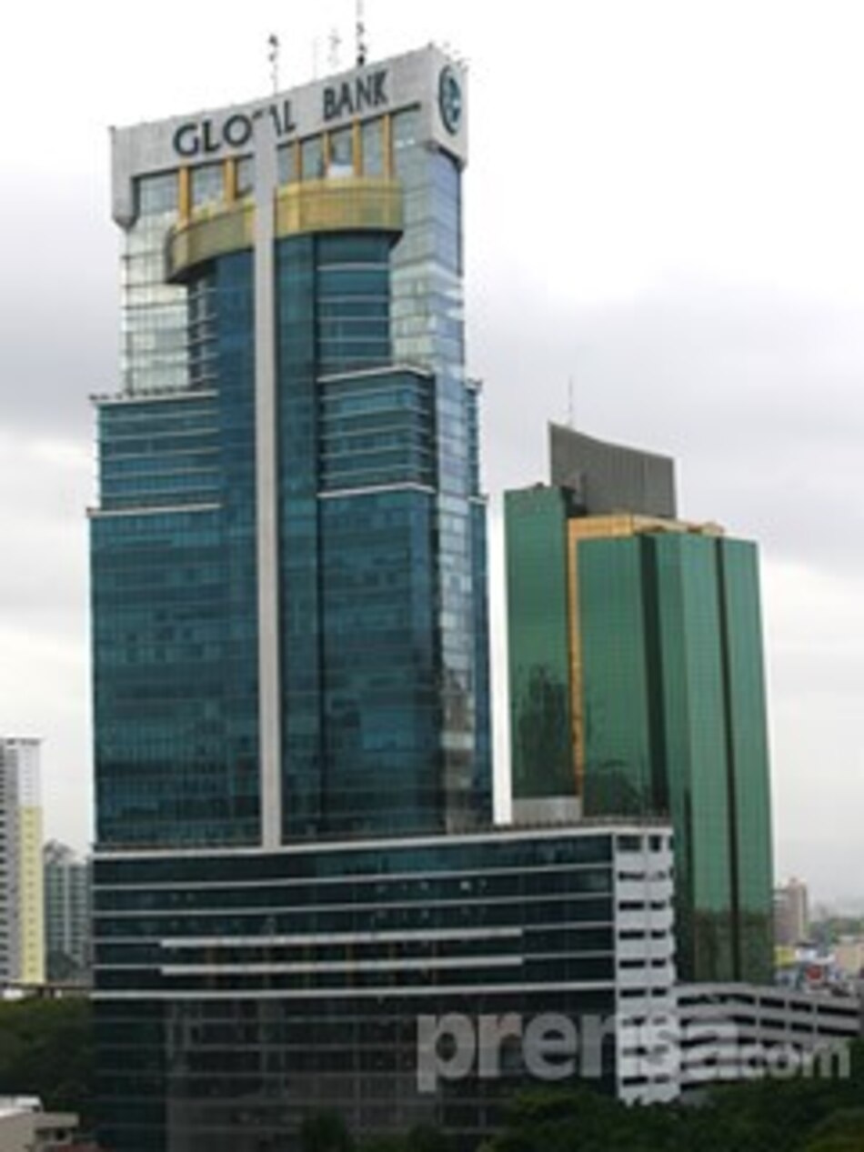 Desalojan edificio Global Bank tras explosión de transformadores