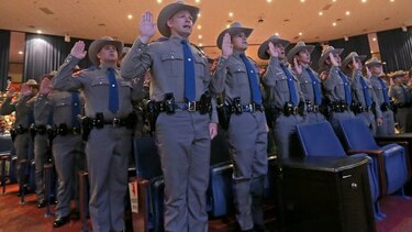 Aumenta número de agentes hispanos que custodian la frontera sur de EU