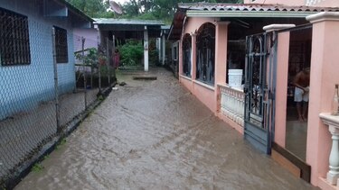 Colapso de muros y calles anegadas tras fuerte lluvia en la capital