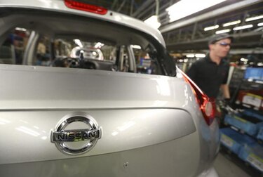 Nissan llama a revisión a casi un millón de autos