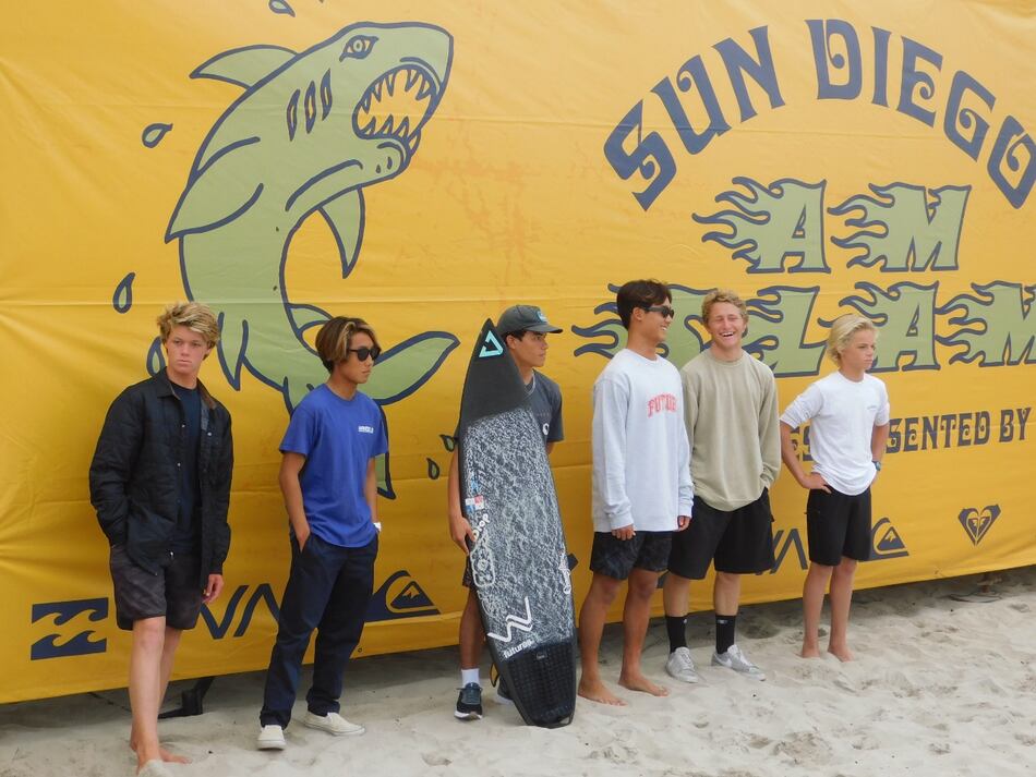 Izzy Elizondo pone la bandera de Panamá en lo alto