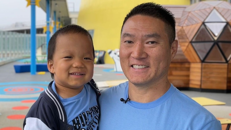 El niño de 3 años con una enfermedad rara que asombra a los médicos por su recuperación tras recibir una pionera terapia genética
