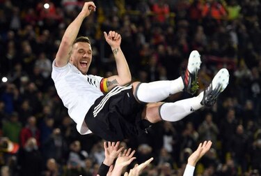 Podolski se despide con gol del triunfo ante Inglaterra