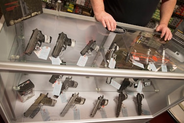 Juez de Estados Unidos levanta prohibición de comprar pistolas a menores de 21 años