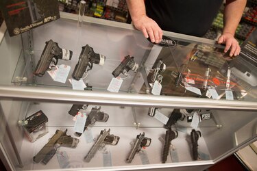 Juez de Estados Unidos levanta prohibición de comprar pistolas a menores de 21 años