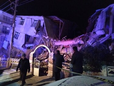 Al menos 14 muertos por sismo de magnitud 6.8 en el este de Turquía