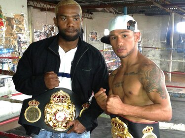 Nica Concepción y Corrales reciben cinturones de la AMB