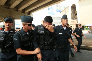 Protesta deja al menos 20 detenidos y a policías heridos