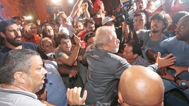 Expresidente Lula se entrega a la Policía