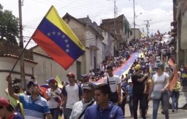 Oposición venezolana sigue sus marchas contra gobierno de Maduro