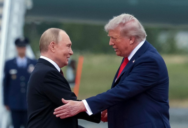 Trump y Putin cierran su cumbre en Alaska con buena sintonía y sin acuerdo sobre Ucrania