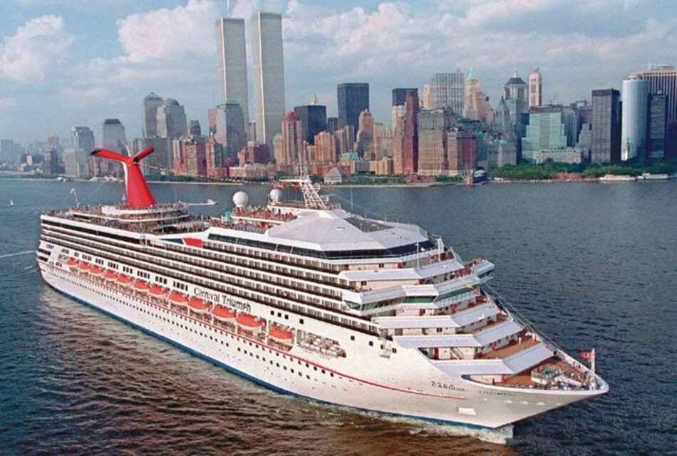 Carnival contrata oficiales panameños