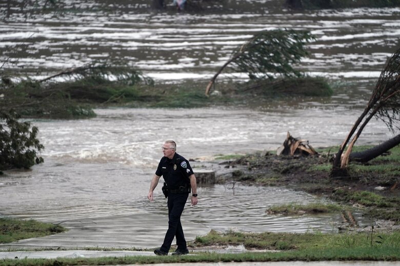 Aumentan a 27 las personas fallecidas por las inundaciones en el centro-sur de Texas