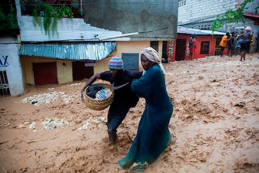 La tormenta Laura transita a paso rápido por Cuba y apunta a Estados Unidos