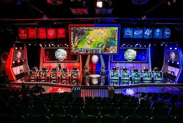 Jugadores electrónicos, astros de un deporte futurista