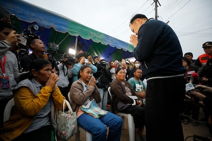 Al menos 32 fallecidos y decenas de heridos tras caer una grúa sobre un tren en Tailandia