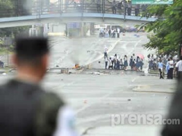 Jubilados y estudiantes mantienen cerrada la vía Transístmica