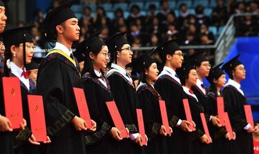 Por qué muchos jóvenes en China pagan para ir a una oficina y fingir que trabajan