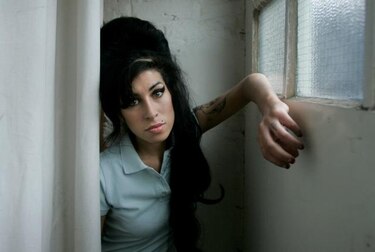 Padre de Amy Winehouse detalla ciclo de adicción