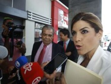 Poulett Morales llega a la fiscalía para ser indagada por mochilas escolares