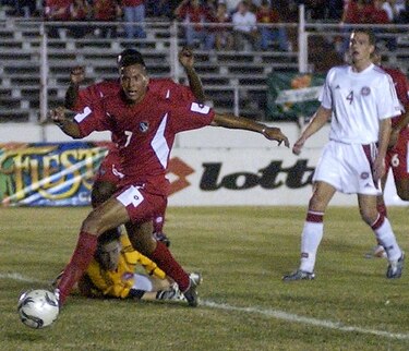 Jaime Penedo y Blas Pérez, en otro partido ante Dinamarca
