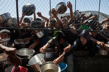 Los asaltos a los camiones con ayuda en Gaza se extienden entre una población desesperada