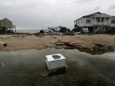 Aunque debilitado, huracán Matthew sigue azotando el sureste de Estados Unidos
