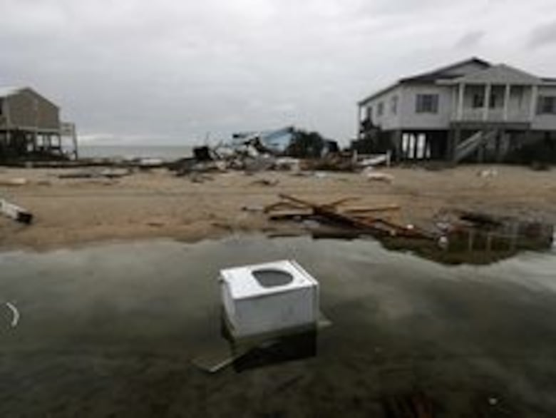 Aunque debilitado, huracán Matthew sigue azotando el sureste de Estados Unidos