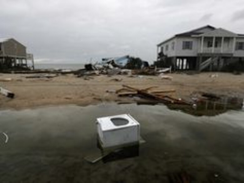 Aunque debilitado, huracán Matthew sigue azotando el sureste de Estados Unidos