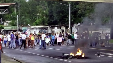 Moradores de Nueva Providencia cierran la Transístmica