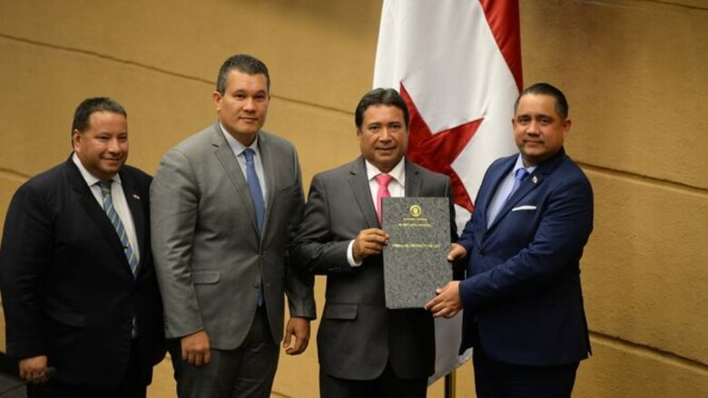 Pleno ratifica a Guillermo Torres y Luz González en el Idaan