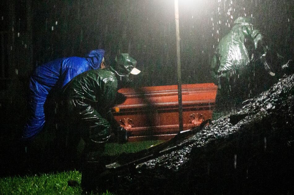 Nicaragua realiza decenas de ‘entierros exprés’ por la noche, en plena pandemia