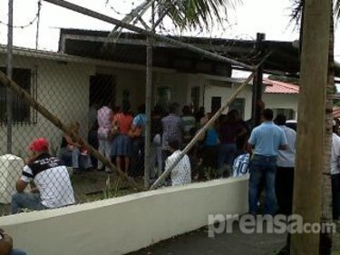 Policía libera paulatinamente a estudiantes retenidos