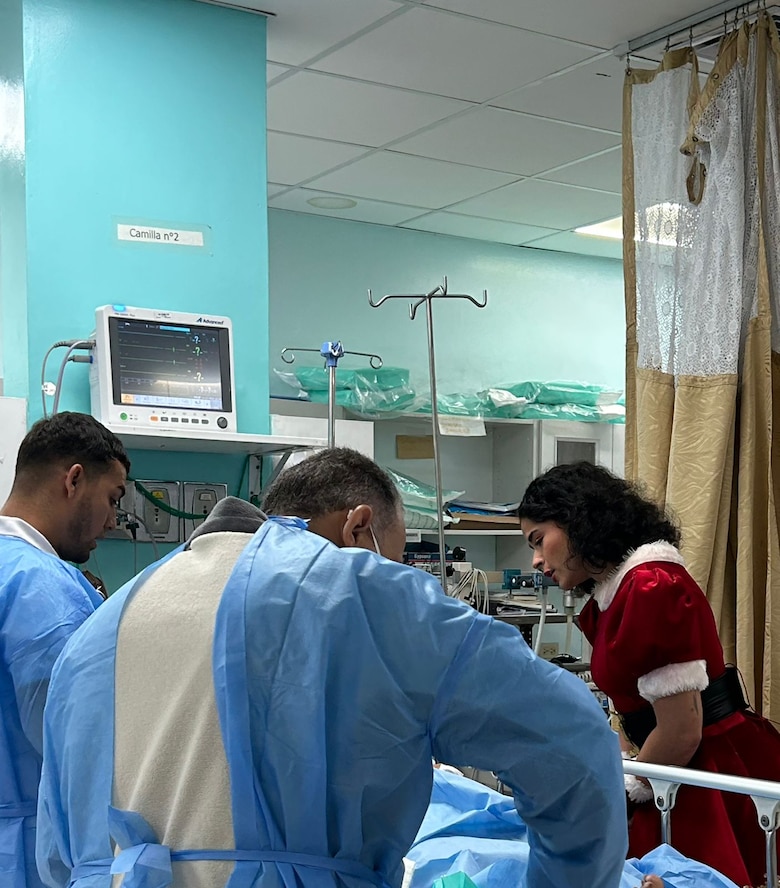 Niños y una embarazada entre los 15 heridos por accidente en desfile navideño en San Miguelito