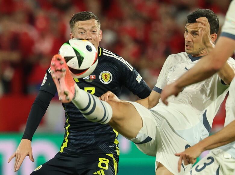 Escocia sigue con vida pese a empatar con Suiza