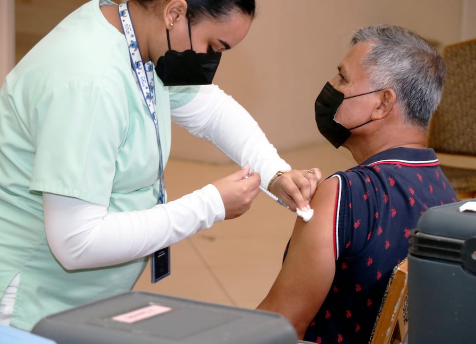 Positividad semanal de casos covid-19 subió a 7.4%