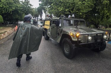 Huracán Delta golpea a Cancún con una peligrosa marejada ciclónica