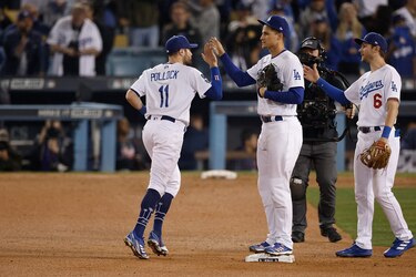 Chris Taylor mantiene vivos a los Dodgers 